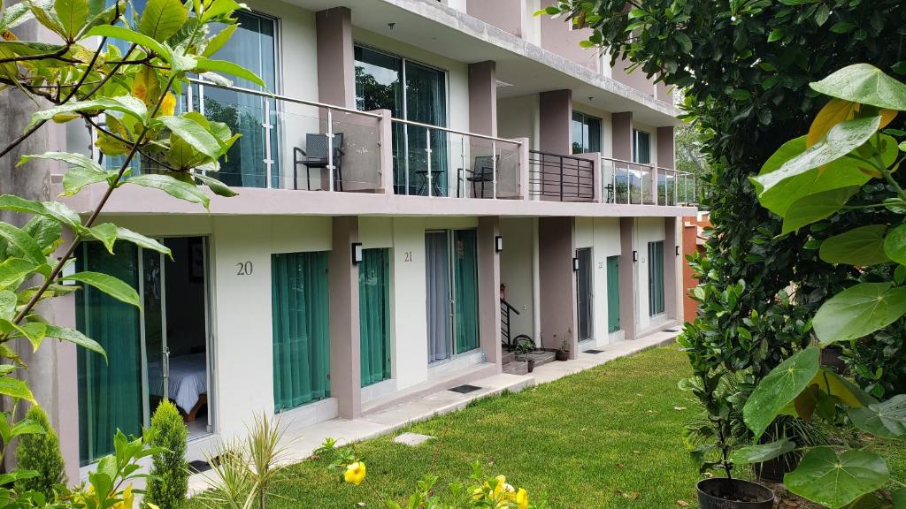 an external view of a building with green doors at Hotel CaLu 21 en La Laguna, Santa María del Oro in Santa María del Oro