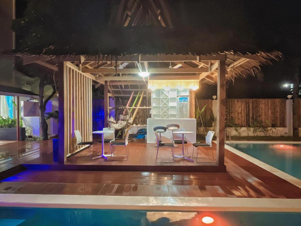 Bazén v ubytování Siargao Seasky Resort nebo v jeho okolí