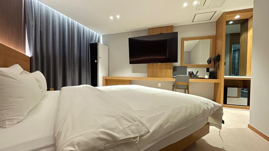 Postel nebo postele na pokoji v ubytování Wonju Central Hotel