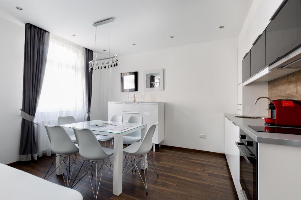 Kuchyň nebo kuchyňský kout v ubytování Budapest Central Square 2 bedrooms Suite - Michaelides Residences