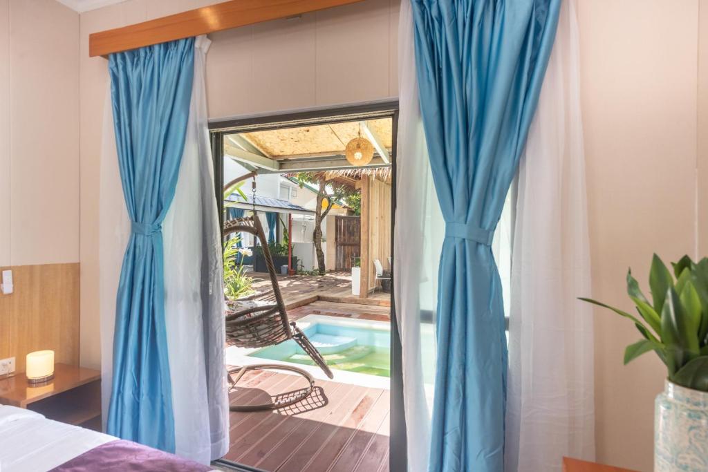 Postel nebo postele na pokoji v ubytování Siargao Seasky Resort