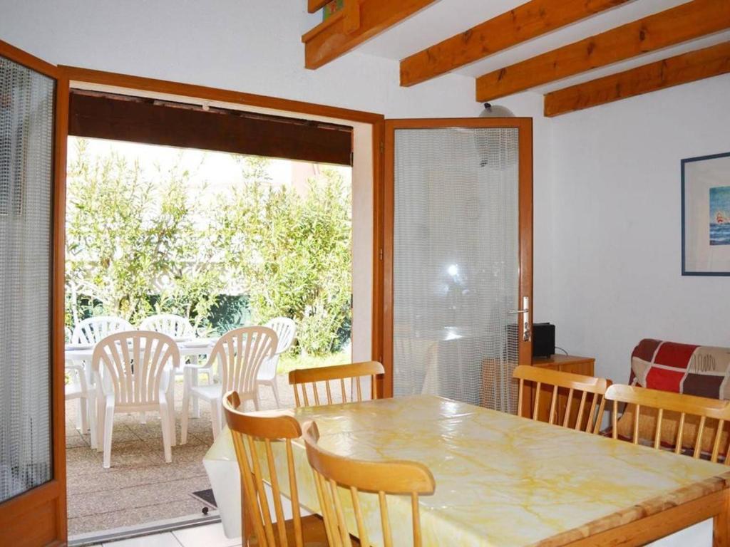 Photo de la galerie de l'établissement Maison de vacances avec terrasse - 350m plage, 6 couchages, Narbonne Plage - FR-1-229B-136, à Narbonne