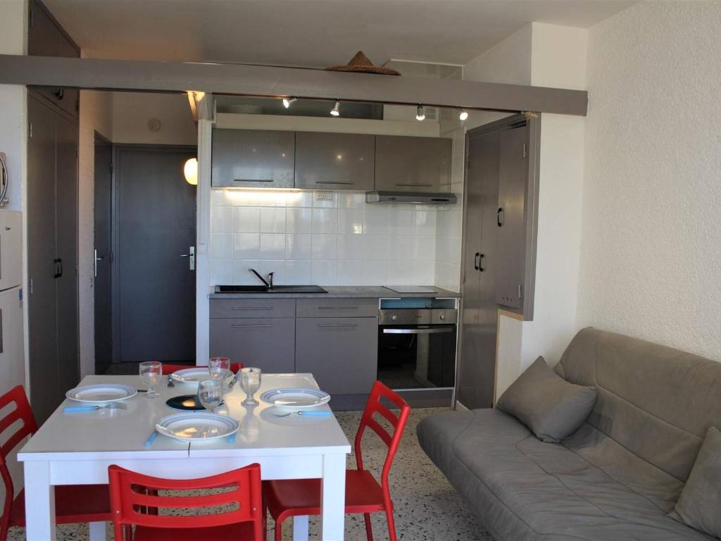 een woonkamer met een witte tafel en een bank bij Appartement Port-la-Nouvelle, 2 pièces, 4 personnes - FR-1-229C-26 in Port-la-Nouvelle