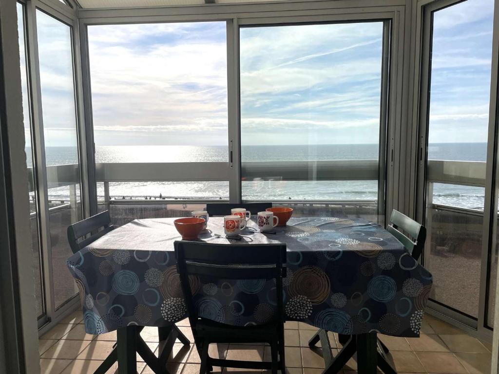- une table dans une chambre avec vue sur l'océan dans l'établissement Appartement 2 pièces avec balcon et parking à Saint-Gilles-Croix-de-Vie - FR-1-224-39, à Saint-Gilles-Croix-de-Vie