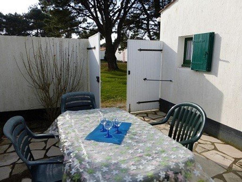une table et des chaises assises sur une terrasse dans l'établissement Maison 2 pièces + mezzanine, 4 couchages, piscine chauffée, proche mer, tennis - Bretignolles - FR-1-224A-145, à Bretignolles-sur-Mer