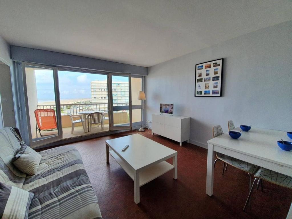 un salon avec un canapé et une table dans l'établissement Appartement 2 pièces, 5 couchages balcon - Saint-Jean-de-Monts - FR-1-224C-262, à Saint-Jean-de-Monts