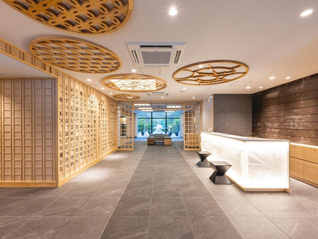 eine Lobby eines Gebäudes mit Holzwänden und -decken in der Unterkunft La'gent Hotel Kyoto Nijo in Kyoto