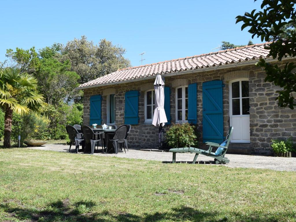 Photo de la galerie de l'établissement Maison en pierre avec 2 chambres près de la plage - Noirmoutier-en-l'Île - FR-1-224B-63, à Noirmoutier-en-l'lle