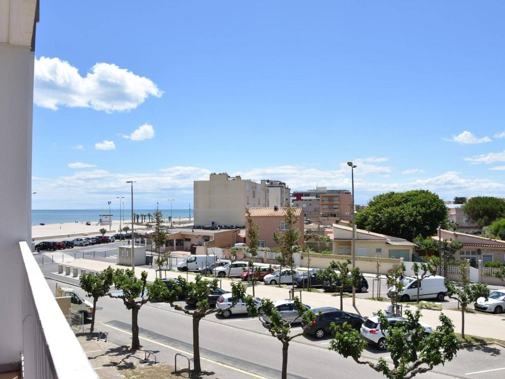 une rue de la ville avec des voitures garées dans un parking dans l'établissement Narbonne Plage: Appt 3 pièces, Balcon, Parking, 7 couchages, Proche plage - FR-1-229B-33, à Narbonne