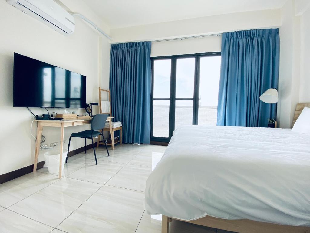 Uma cama ou camas num quarto em 余你相寓
