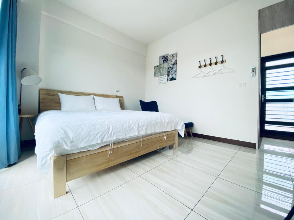 Uma cama ou camas num quarto em 余你相寓