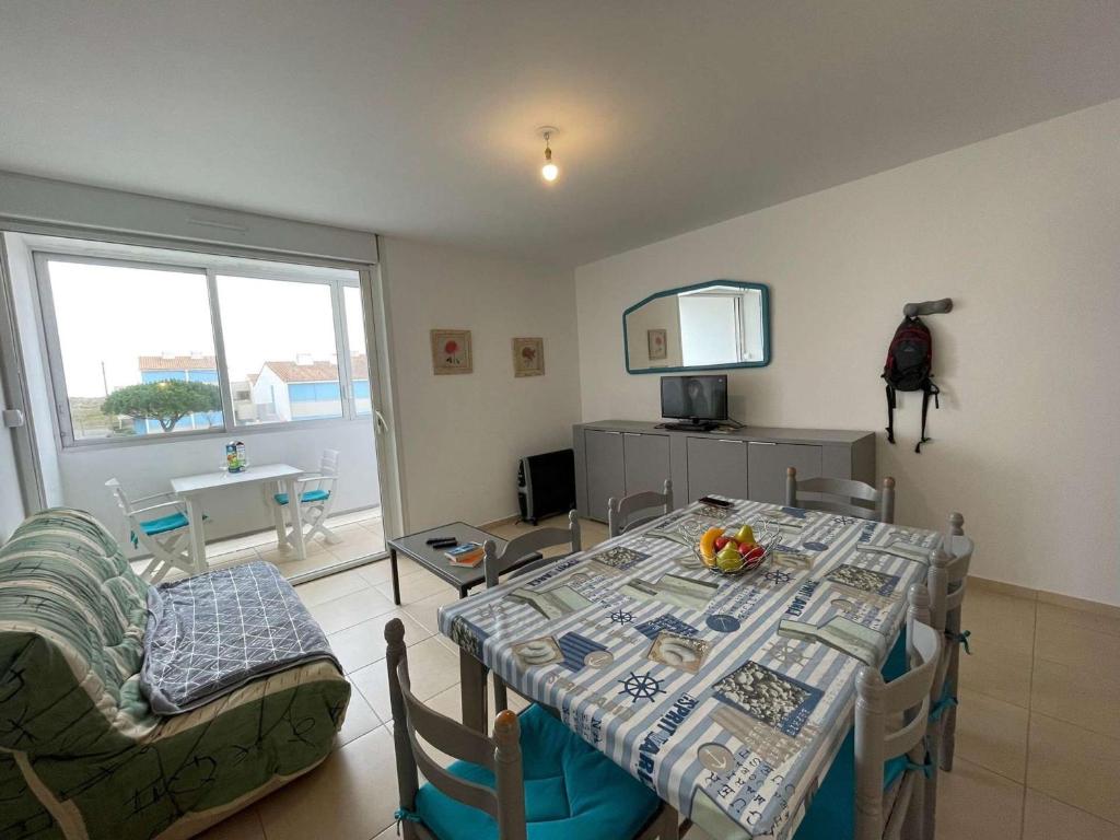 Photo de la galerie de l'établissement Appartement 3 pièces avec balcon, parking privé et 6 couchages - Saint-Hilaire-de-Riez - FR-1-224C-185, à Saint-Hilaire-de-Riez