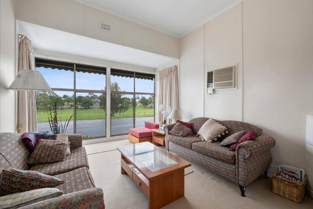 Beach view Rippleside Cottage, Geelong West Updated 2024 Prices