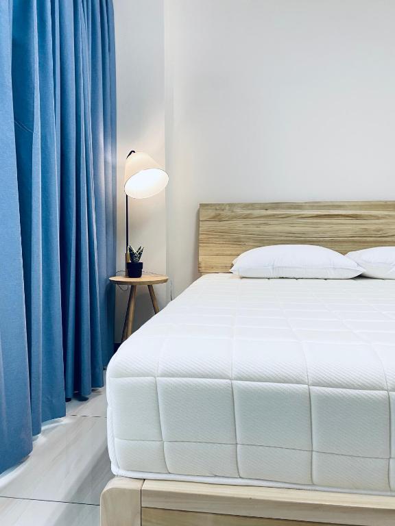 Uma cama ou camas num quarto em 余你相寓