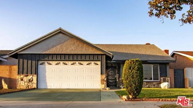 uma casa com uma porta de garagem branca e uma entrada em rooms available in single family house em Los Angeles