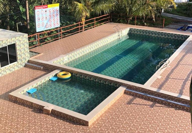 duży basen z basenem w obiekcie Badul Homestay w mieście Musi
