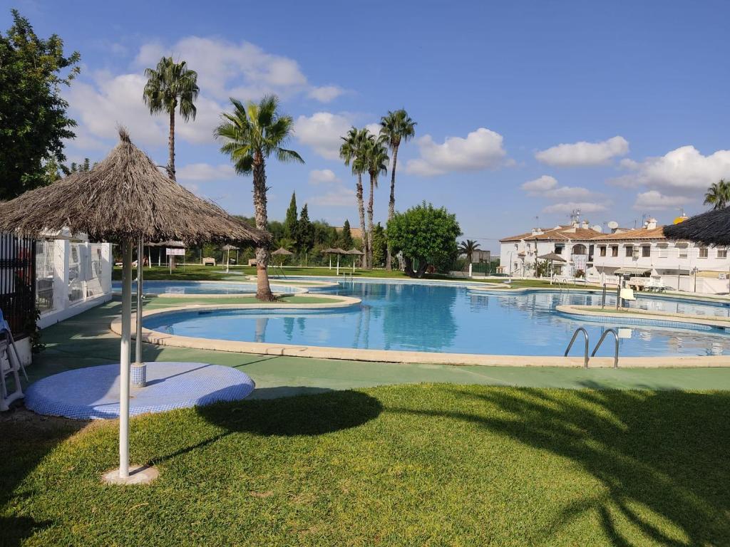 Bazén v ubytovaní Luxury Bungalow Costa Blanca Ground Floor ,StayOrihuelaCosta, Lago Jardin 1#PRP003 alebo v jeho blízkosti