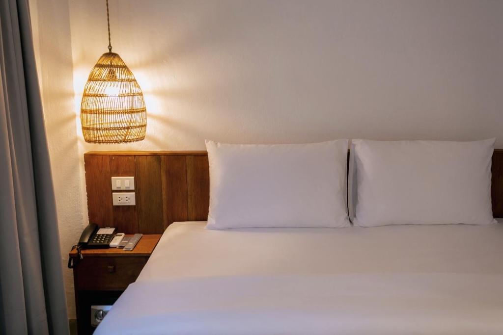Postel nebo postele na pokoji v ubytování Phang Nga Origin Hotel