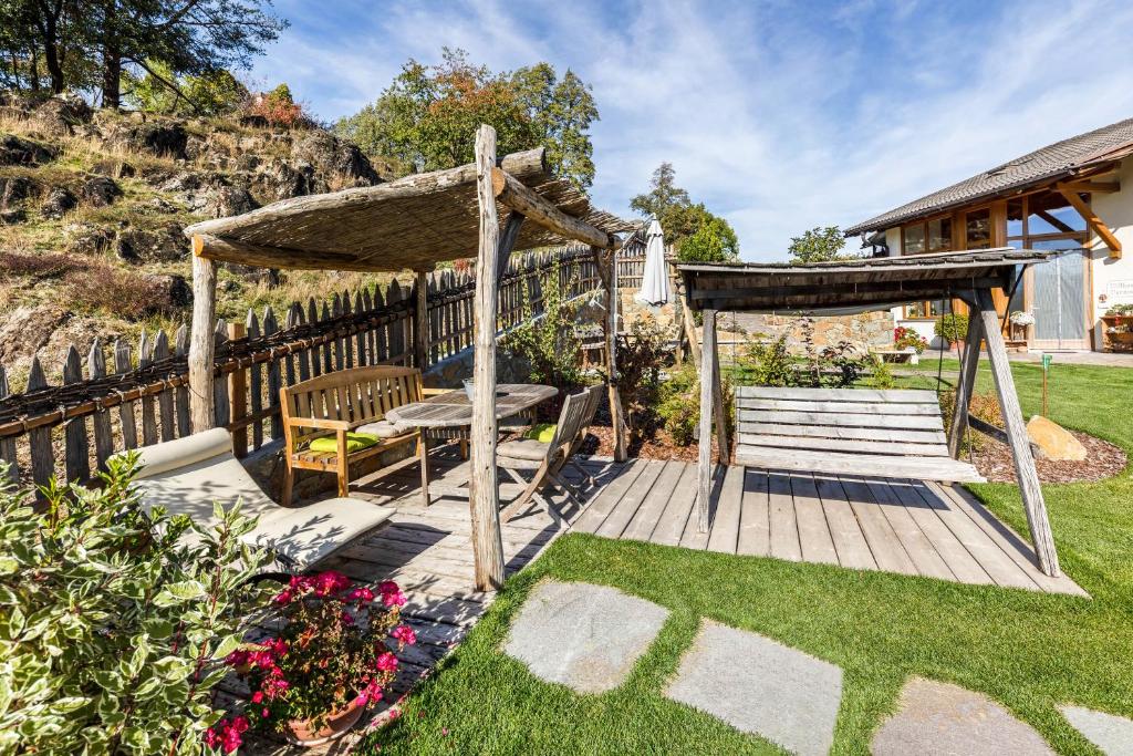 A garden outside Florerhof Ferienwohnung Lavendel