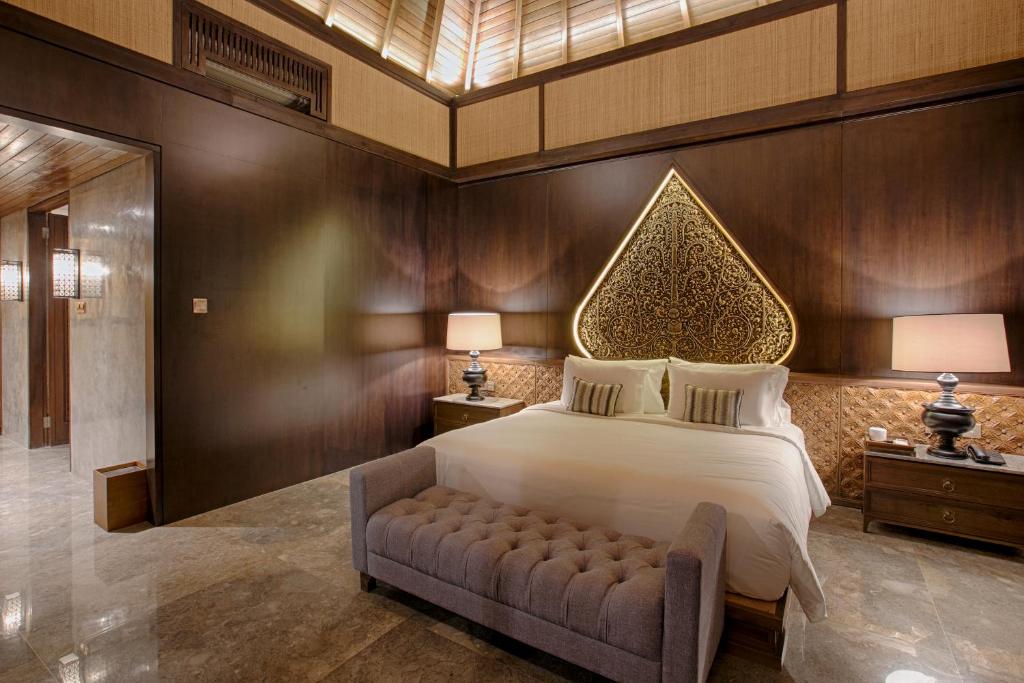 Cama ou camas em um quarto em Taman Dharmawangsa Suites
