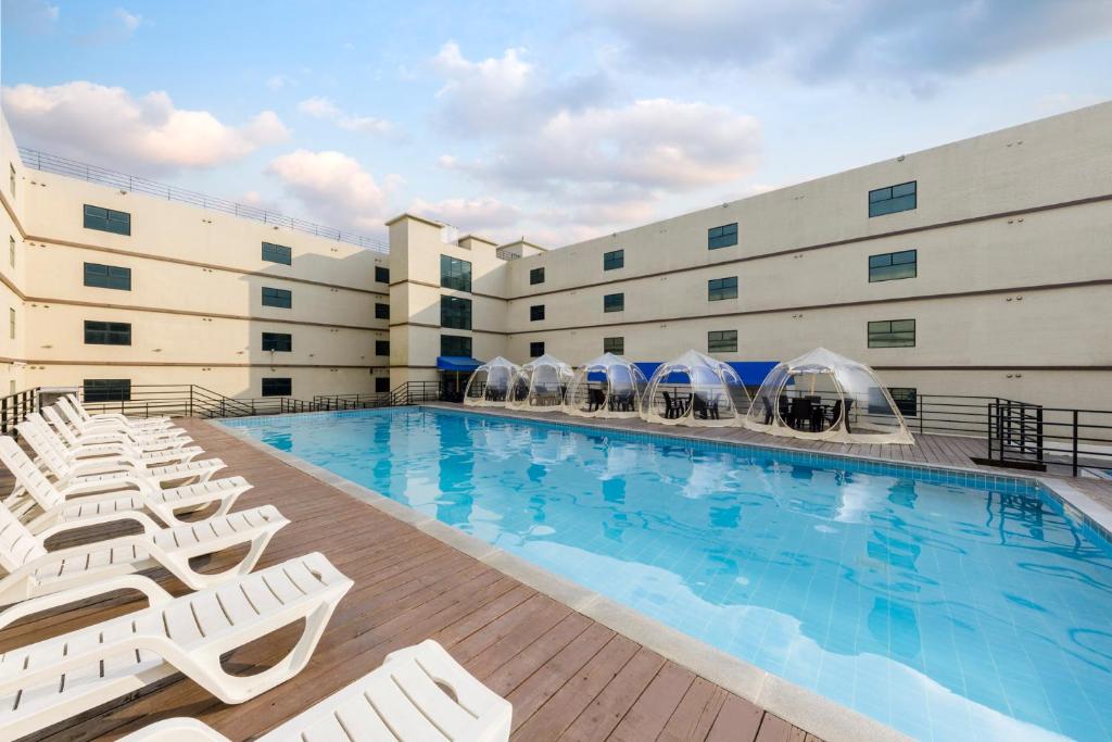 Bazén v ubytování Cordelia Hotel nebo v jeho okolí
