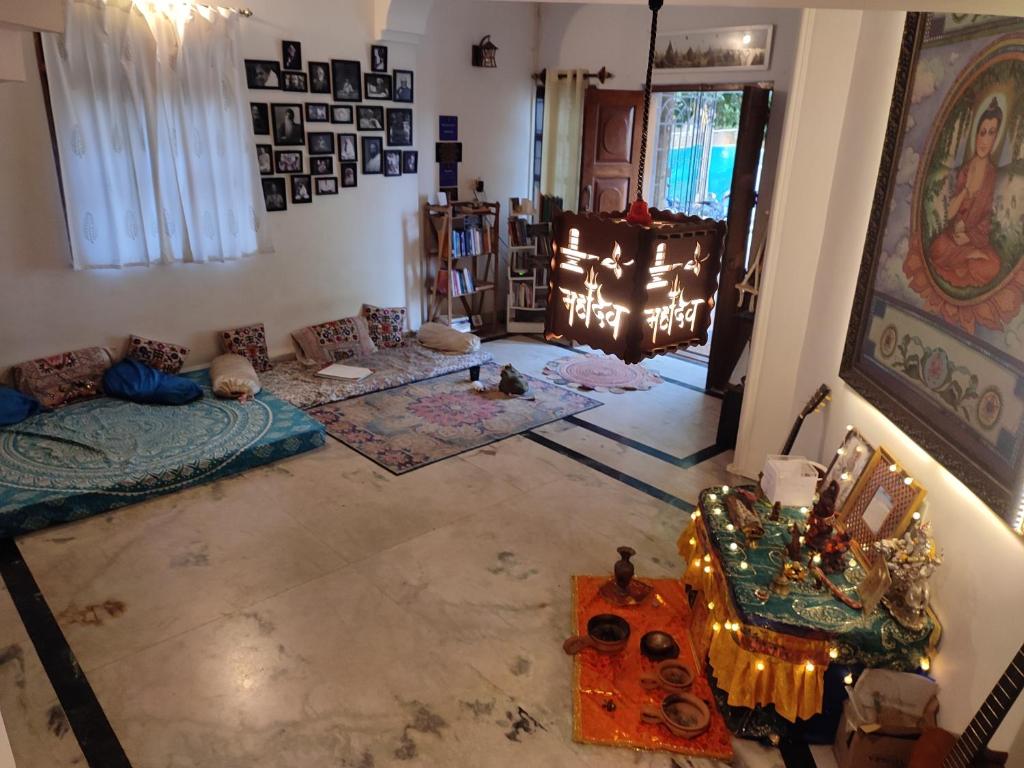 Rúm í herbergi á TantraLoka Retreat Centre