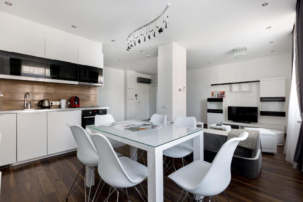 Kuchyň nebo kuchyňský kout v ubytování Budapest Central Square 2 bedrooms Suite - Michaelides Residences