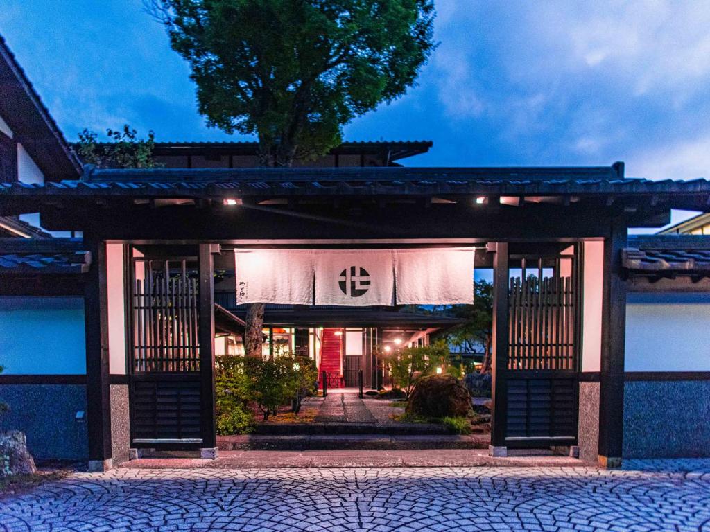 un bâtiment avec une porte devant lui dans l'établissement Yawaragi-no-Sato Yadoya, à Yufu