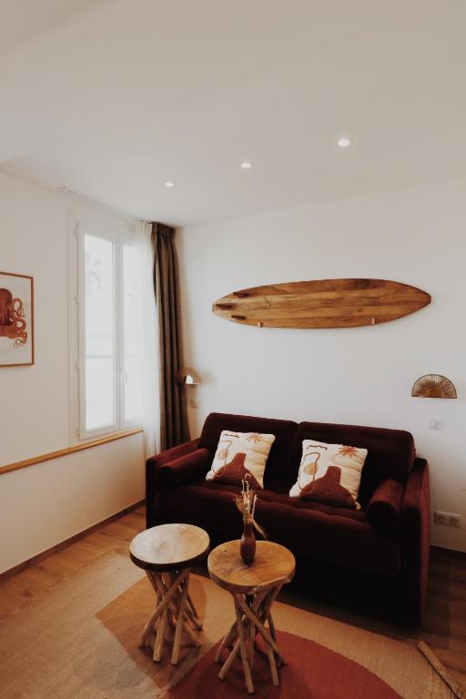 a living room with a couch and a table at Le Rose Thé in La Ciotat