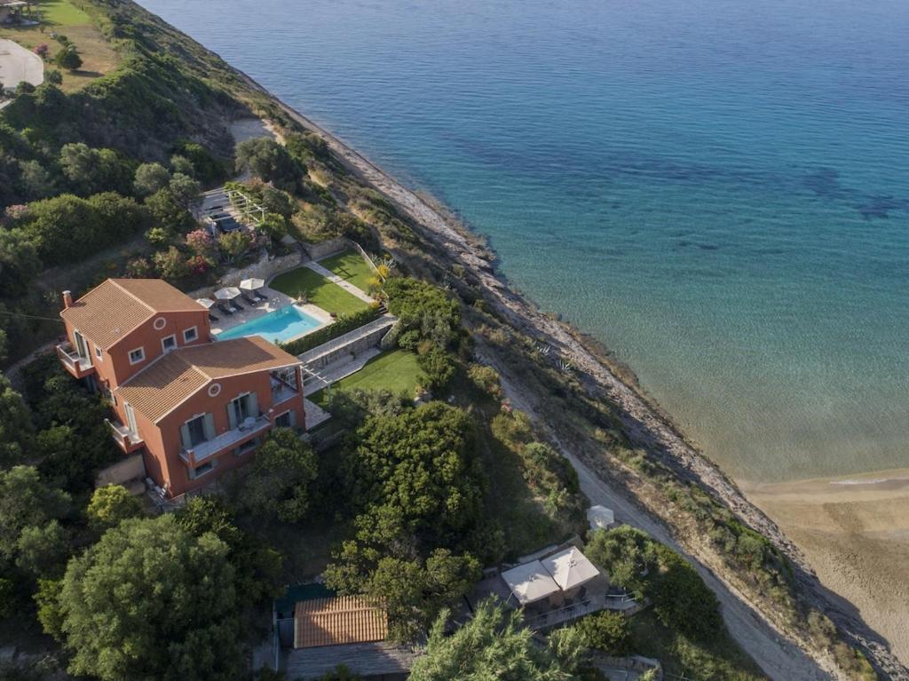 una vista aérea de una casa junto al océano en Watermill Villa en Svoronata