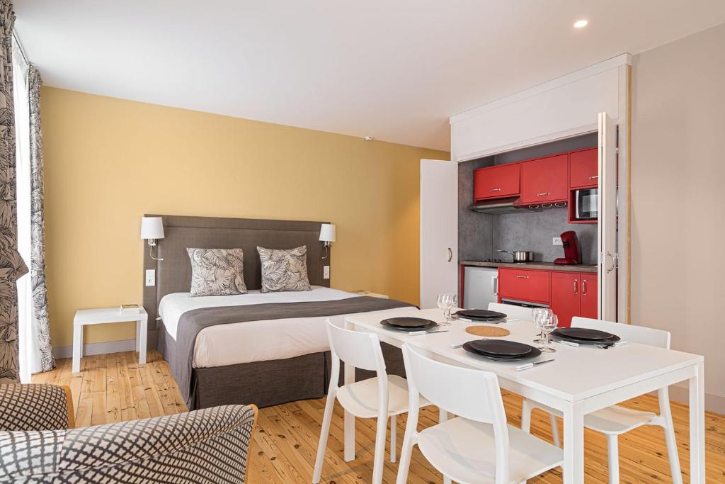 Postel nebo postele na pokoji v ubytování Hôtel Spa Thermalia