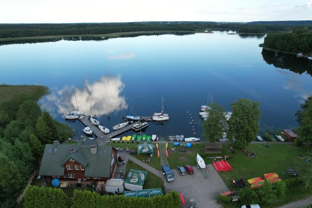 eine Luftansicht auf einen Yachthafen mit Booten im Wasser in der Unterkunft Przystań Stary Folwark in Stary Folwark