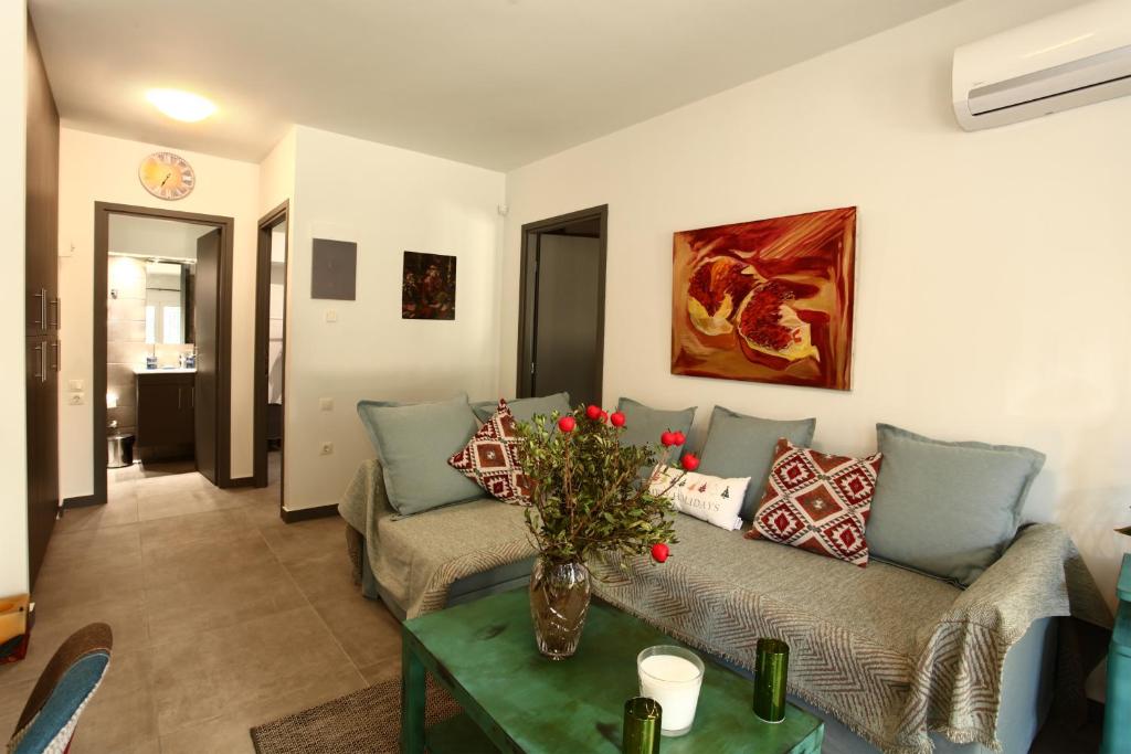 Nefeli في أثينا: غرفة معيشة مع أريكة وطاولة