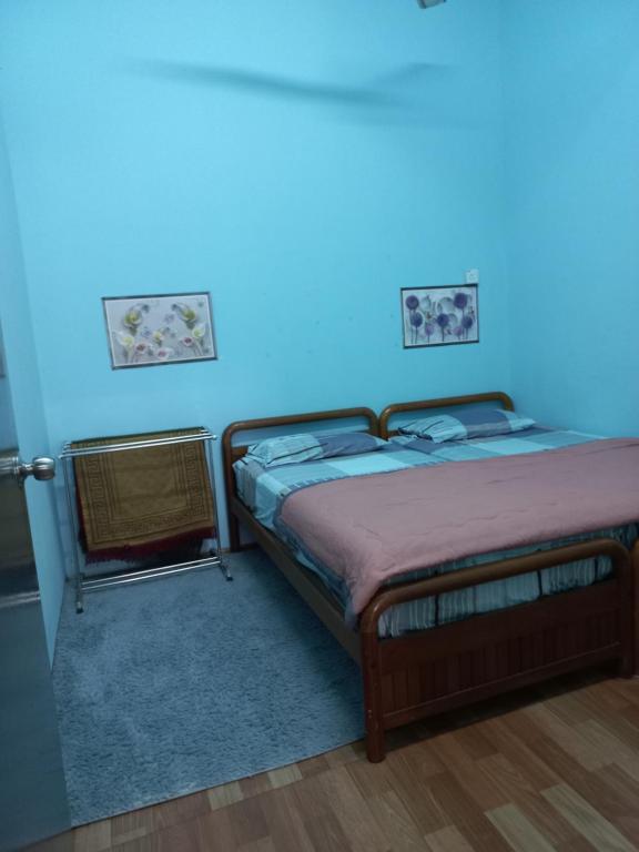 En eller flere senger på et rom på Kito's Homestay PASIR TUMBOH - 3 bedroom