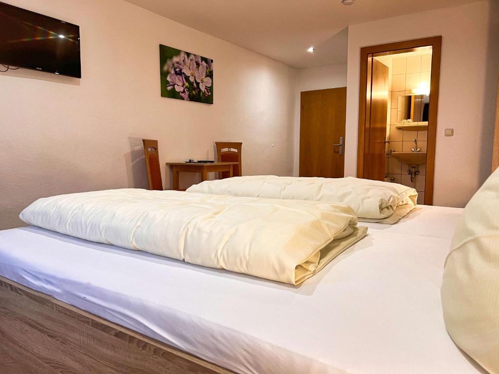 Postel nebo postele na pokoji v ubytování Hotel Gasthof Altmann