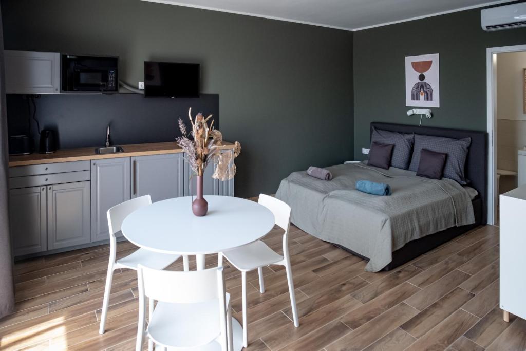 Posteľ alebo postele v izbe v ubytovaní Griff 1. apartman Pécs