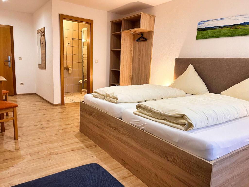 Postel nebo postele na pokoji v ubytování Hotel Gasthof Altmann