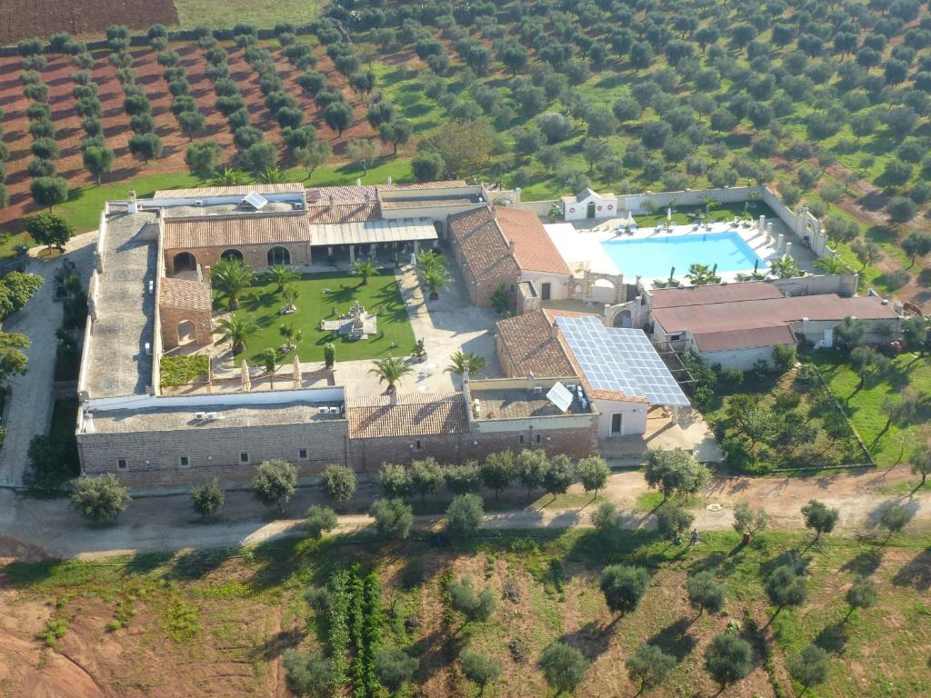 z góry widok na dom z basenem w obiekcie Agriturismo Masseria Chicco Rizzo w mieście Sternatia
