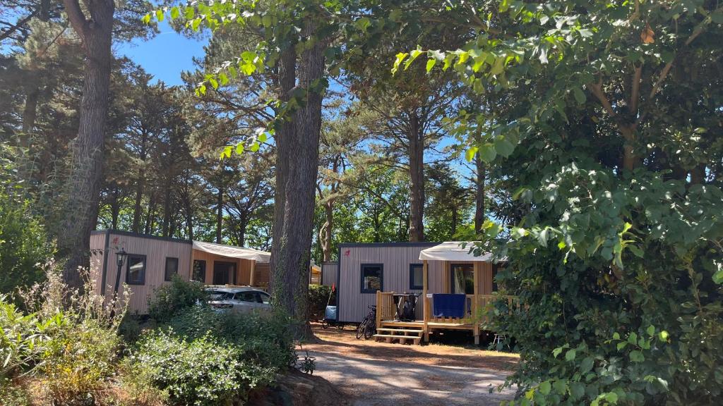 Camping du Petit Bois , Mesquer, France - 323 Commentaires clients .  Réservez votre hôtel dès maintenant ! 