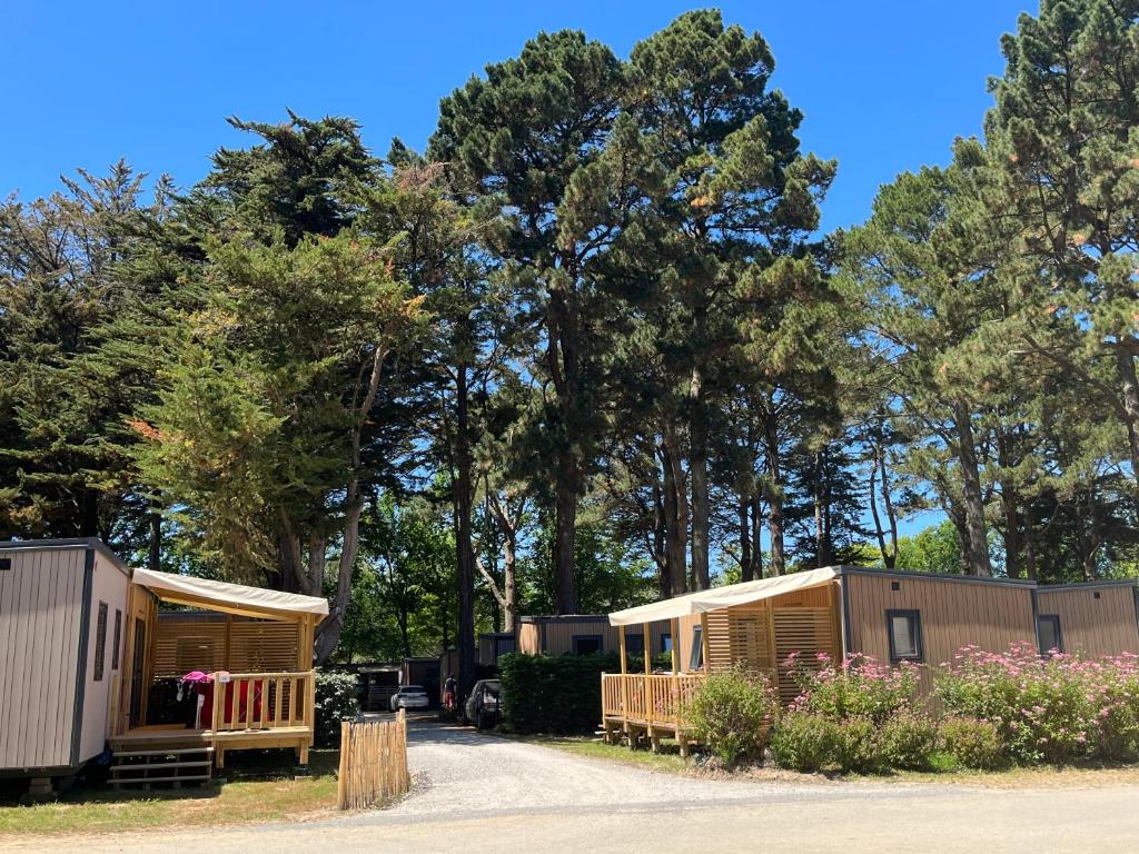 Camping du Petit Bois , Mesquer, France - 323 Commentaires clients .  Réservez votre hôtel dès maintenant ! 