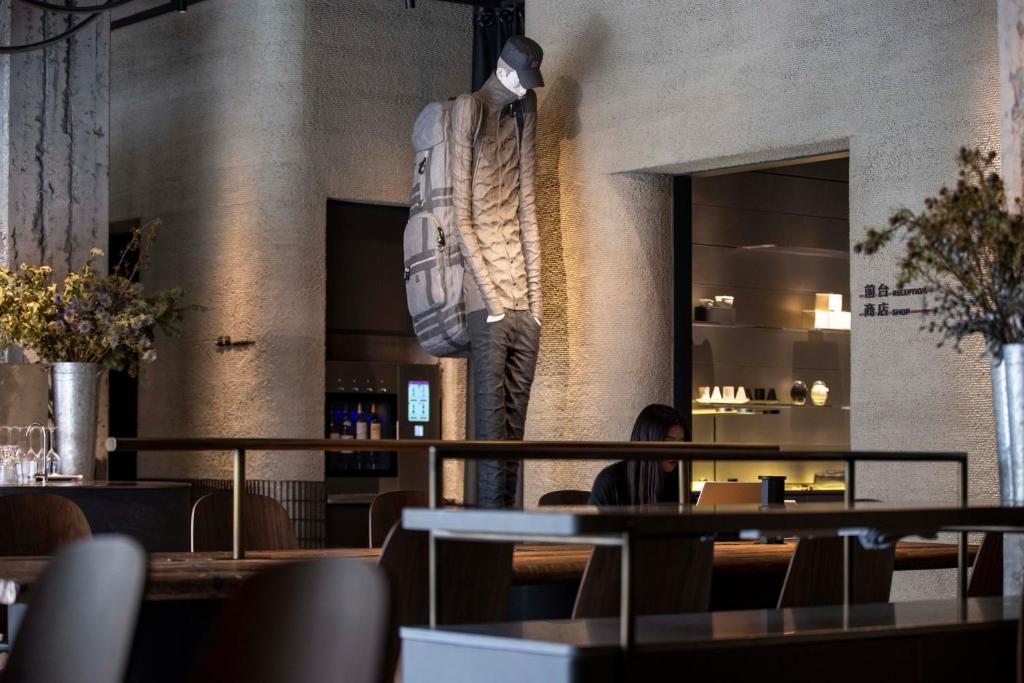 eine Schaufensterpuppe, die an der Wand eines Restaurants hängt in der Unterkunft NOA Hotel XIAMEN in Xiamen
