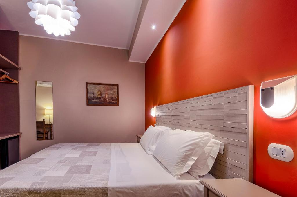 Postel nebo postele na pokoji v ubytování La Grotta Hotel