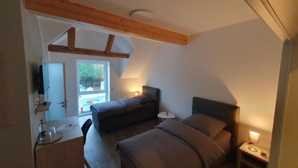 a living room with two couches and a window at Gästezimmer - Messezimmer - Müllingen in Sehnde