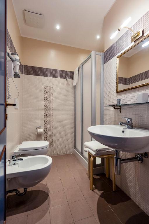Koupelna v ubytování La Grotta Hotel
