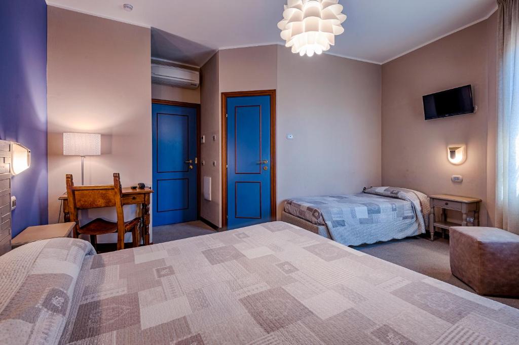 Postel nebo postele na pokoji v ubytování La Grotta Hotel