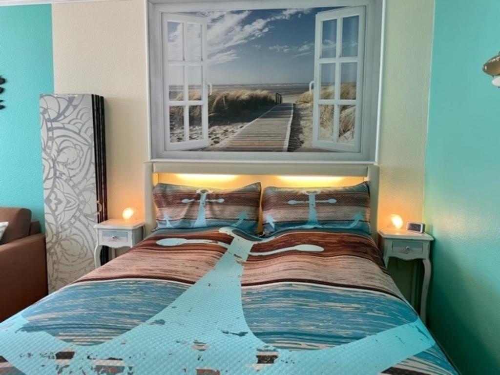 um quarto com uma cama com uma fotografia de um cais em 13-18, sehr Strandnah, im Herzen Westerlands, Westbalkon, 1 Zi em Westerland