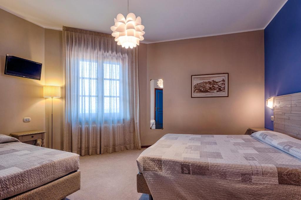 Postel nebo postele na pokoji v ubytování La Grotta Hotel
