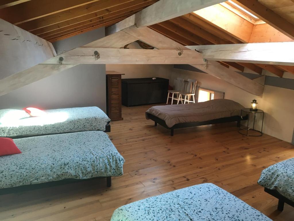 Postel nebo postele na pokoji v ubytování Ferme de Simondon