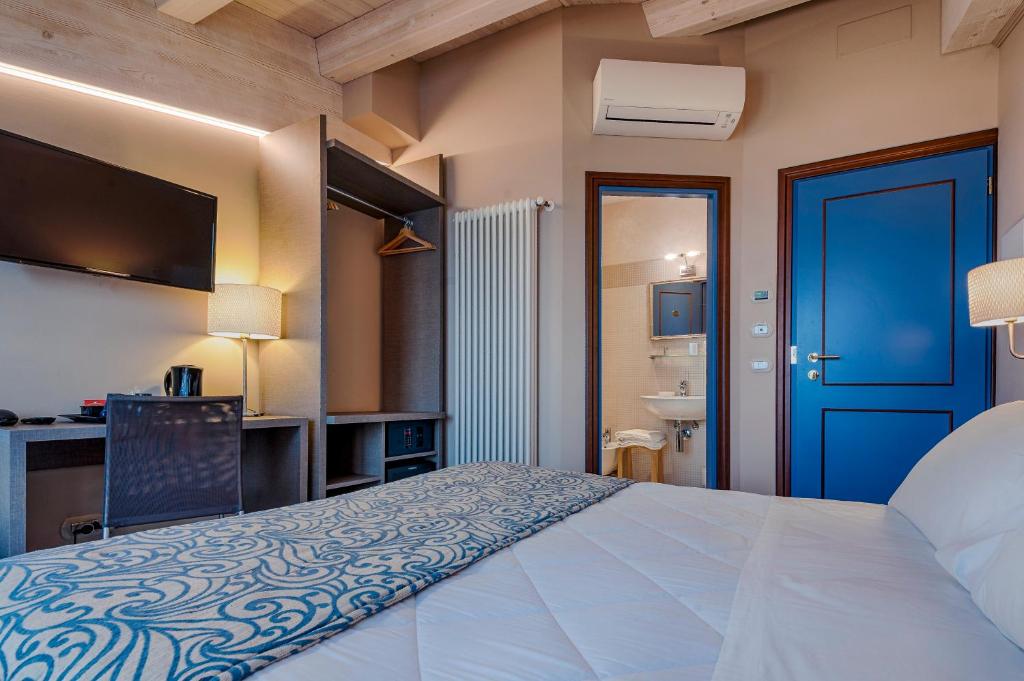 Postel nebo postele na pokoji v ubytování La Grotta Hotel