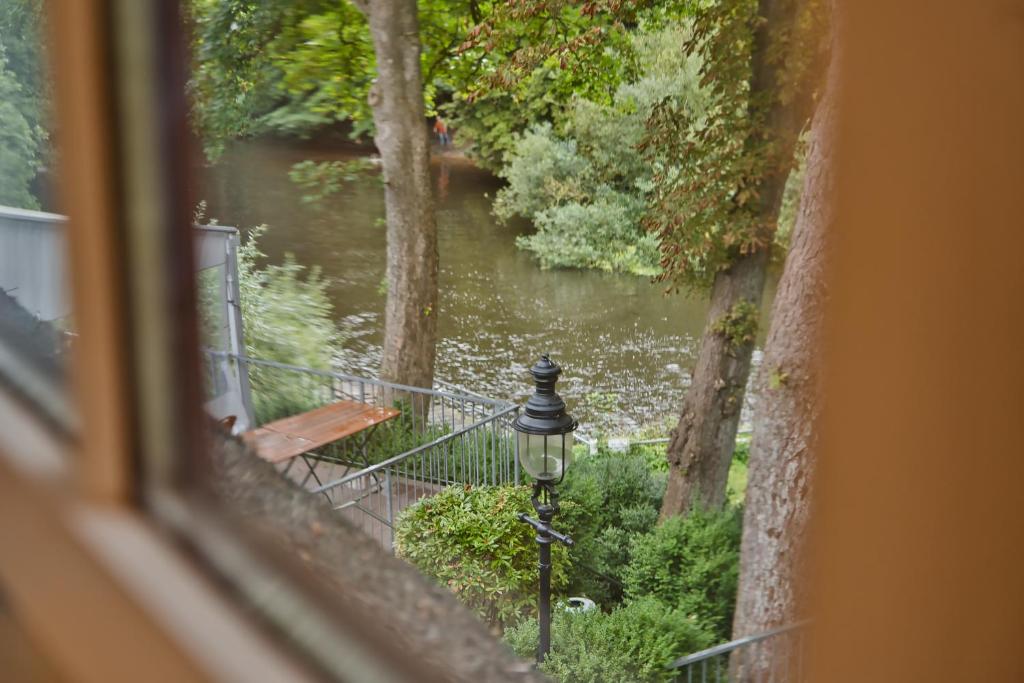 Výhled na řeku, která protéká v blízkosti hotelu